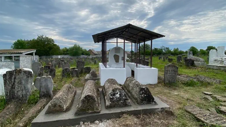 מצבות שהוצאו מהאדמה והונחו על יציקת הבטון החדשה