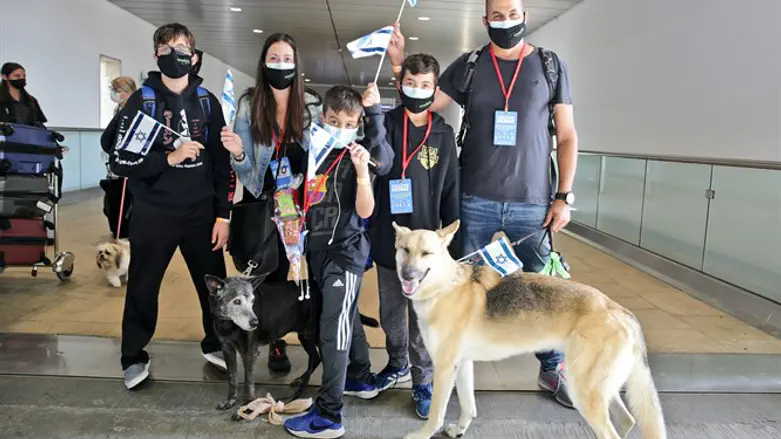 Immigrants arriving in Israel with Nefesh B'Nefesh