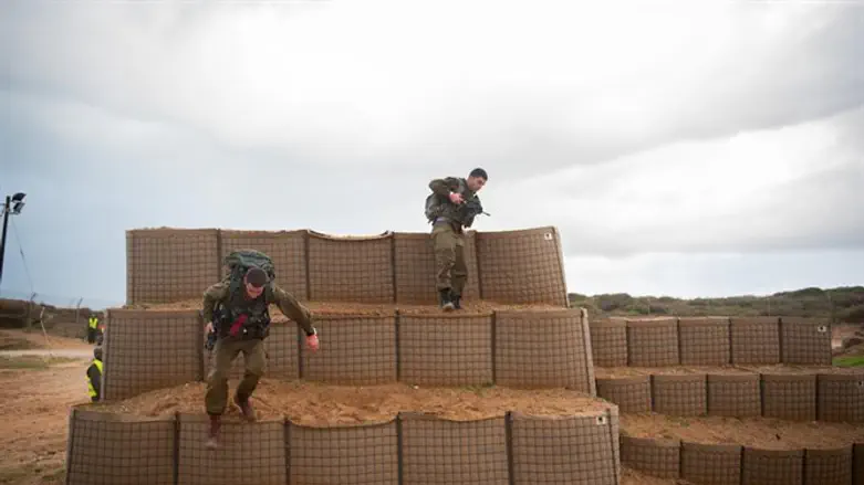 קצינים במהלך הבוחן