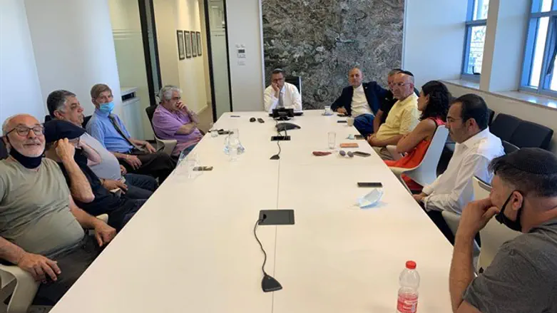 בכירי העירייה ונציגי הסוחרים