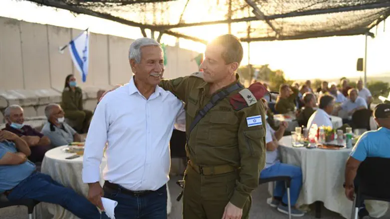 מפקד פיקוד הצפון עם אל"מ (מיל׳) כמיסה