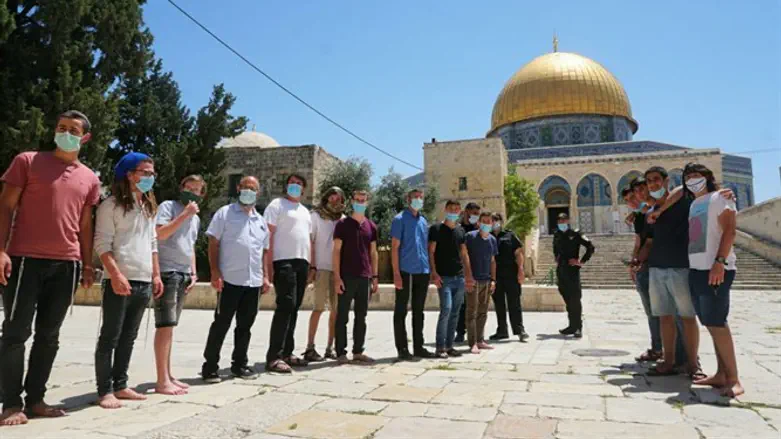 תלמידי ורבני ישיבת עתניאל על הר הבית