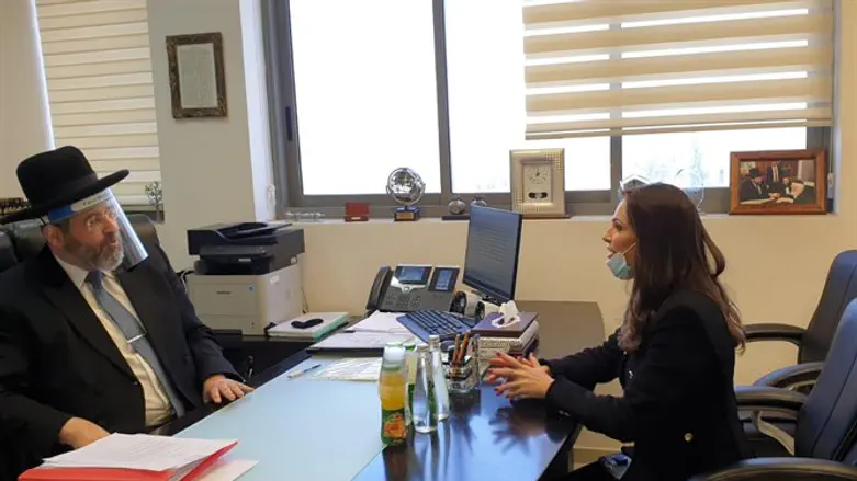 השרה ינקלביץ' עם הרב לאו
