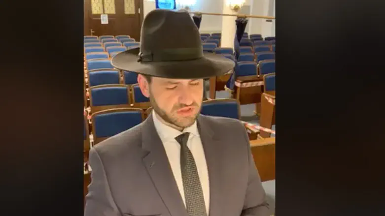 הרב ז'ולט מתפלל לבדו בבית הכנסת בלייפציג, גרמניה