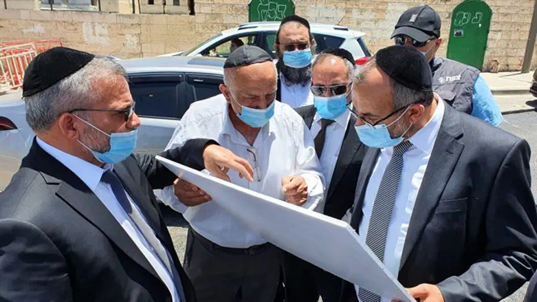 צוריאל קריספל משמאל עם שר הדתות יעקב אביטן