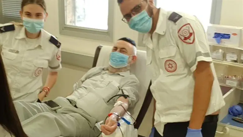 ד"ר כהן תורם דם