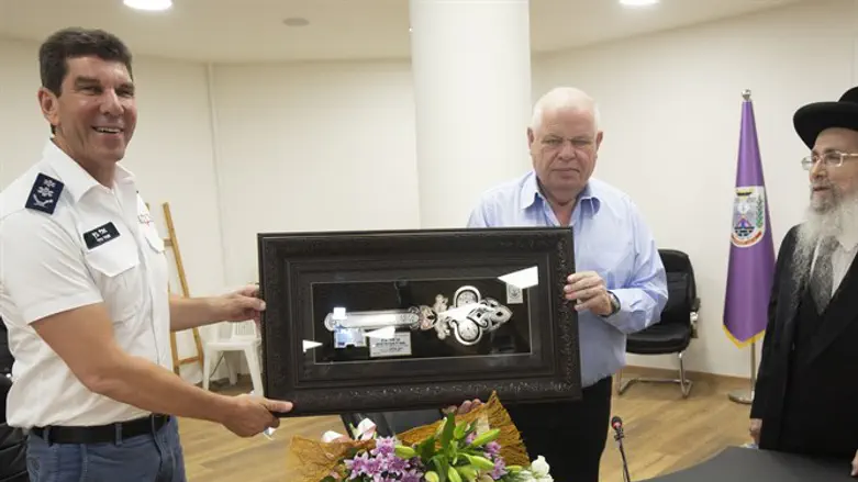 Eli Bin (left) receives Nof Hagalil honorary citizenship