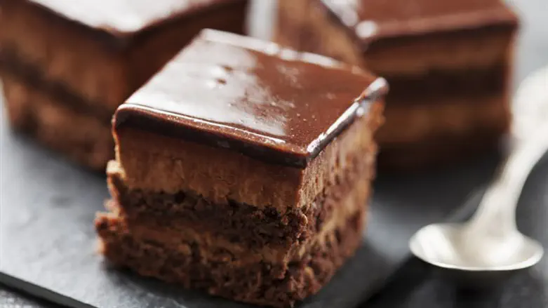 עוגת שוקולד עם גנאש רוזמרי מוקצף
