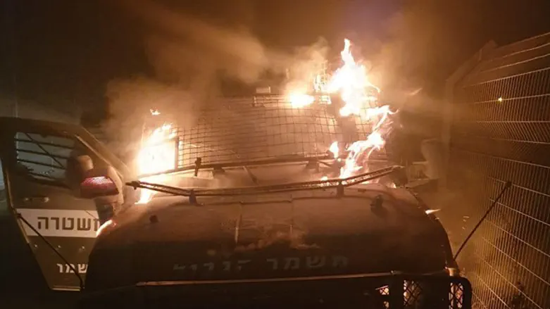 Горящая полицейская машина