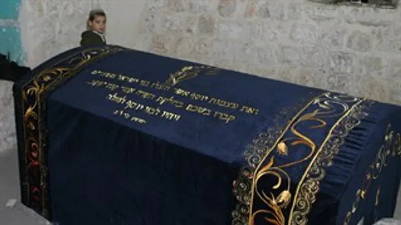 כיסוי המצבה החדש