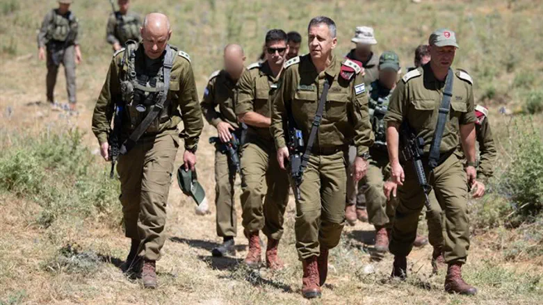 Авив Кохави на военных учениях бойцов "Эгоз"