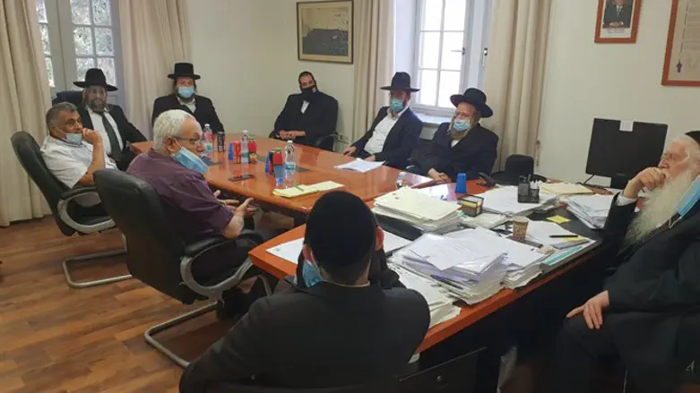 דורש מענה. פרוש