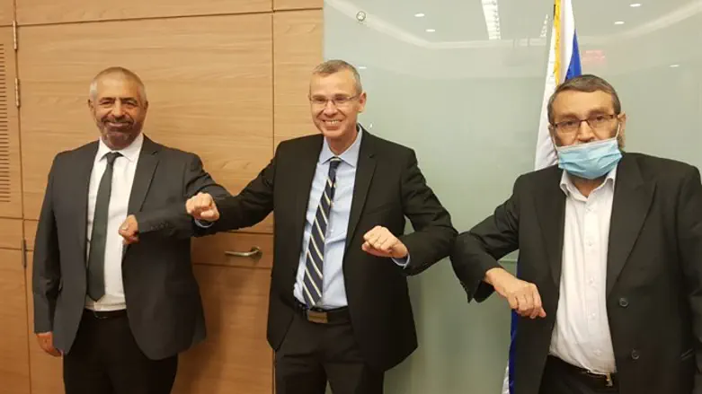 יו"ר ועדת הכספים משה גפני, יו"ר הכנסת יריב לוין והמנכ"ל הנכנס סמי בקלש