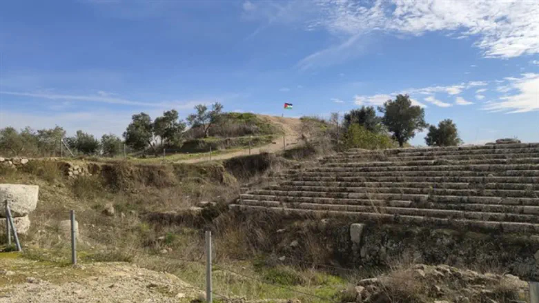 דגל אש"ף בראש ארמון מלכי ישראל בסבסטיה-שומרון