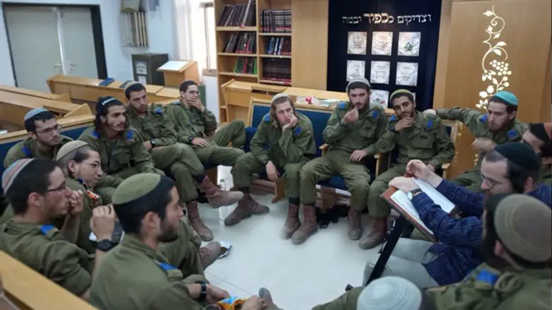 חיילים בהסדר הישיבה