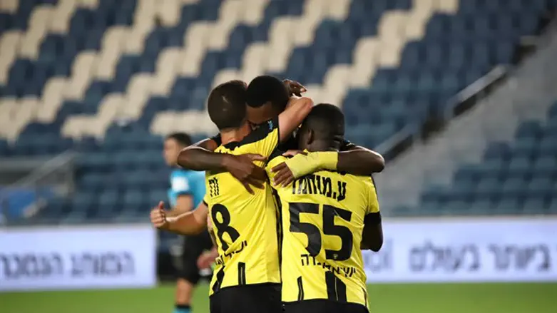 שחקני בית"ר חוגגים הערב מוקדם מדי