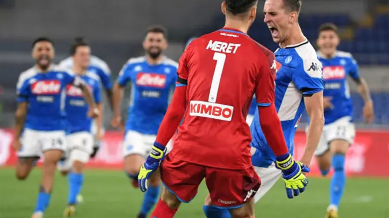 שחקני נאפולי חוגגים הערב גביע