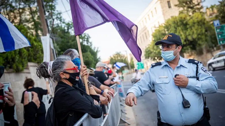 אין פרופורציות בסיקור התקשורתי בין איומים משמאל ומימין. הפגנה מול בית רה"מ