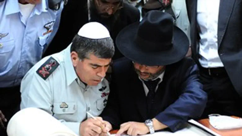 אשכנזי כותב אותיות אחרונות