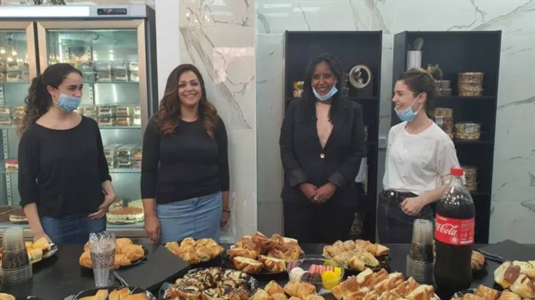 פנינה תמנו שטה ובנות משפחת לוגסי