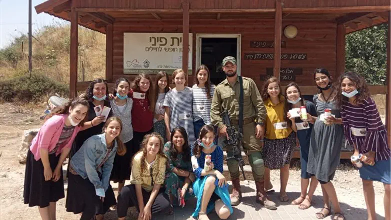 מתנדבות העמותה מפרגנות לחיילים