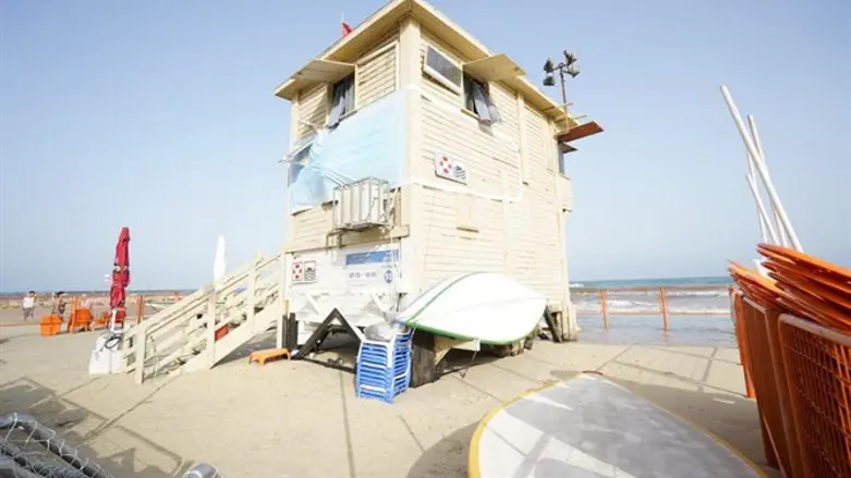 מסיכת הענק על סוכת המציל