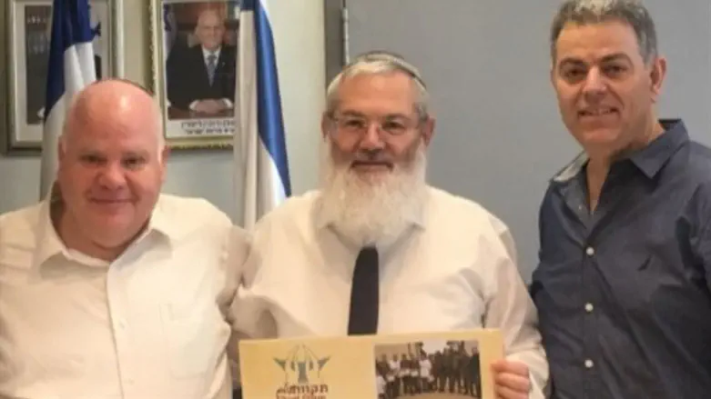 הרב בן דהן עם מייסדי העמותה