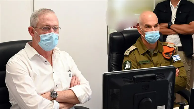 בני גנץ בפיקוד העורף