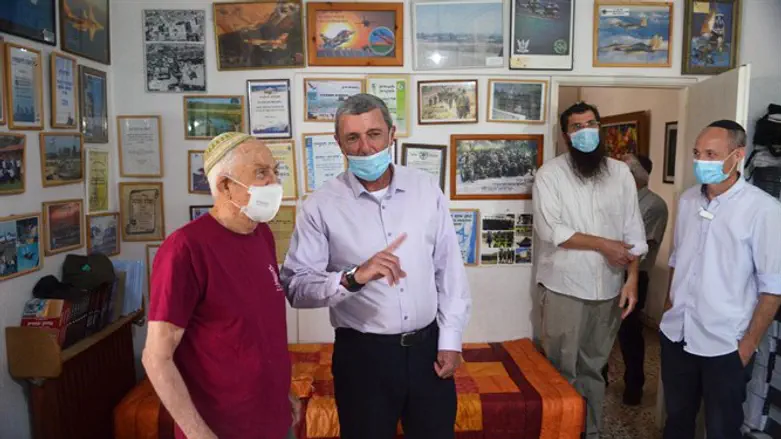 הרב רפי פרץ ועזרא יכין