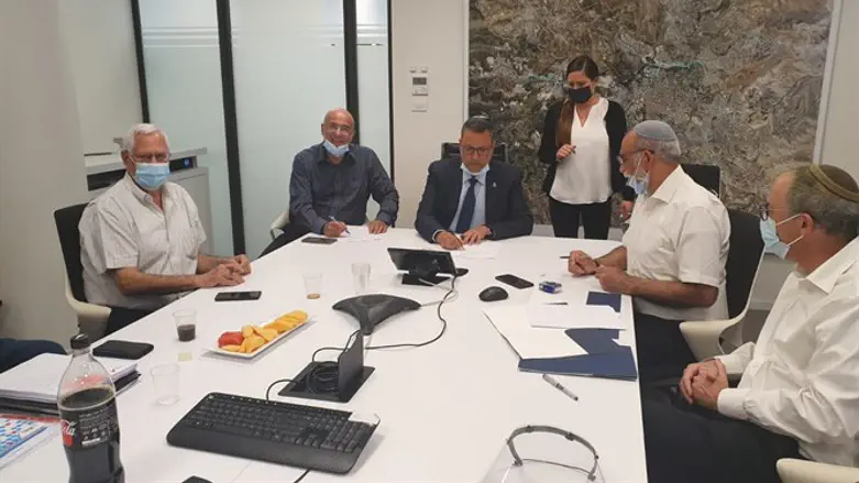 Signing the agreement