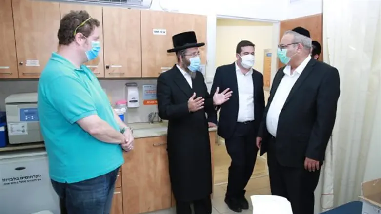 ח"כ טסלר במתחם הבדיקות