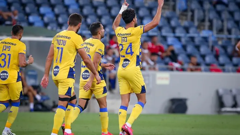 שחקני מכבי חוגגים הערב מול אצטדיון ריק