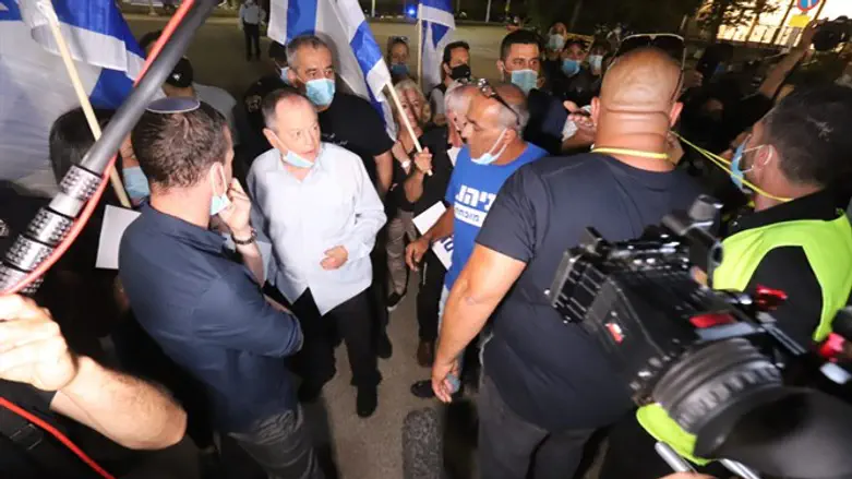 אמנון אברמוביץ' ועמית סגל לפני התקרית