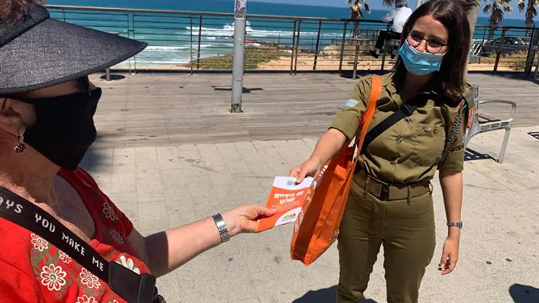 מדריכות החירום במסע ההסברה