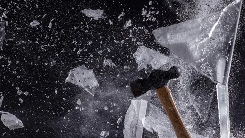 האמת מתנפצת לחלקיקים. אילוסטרציה