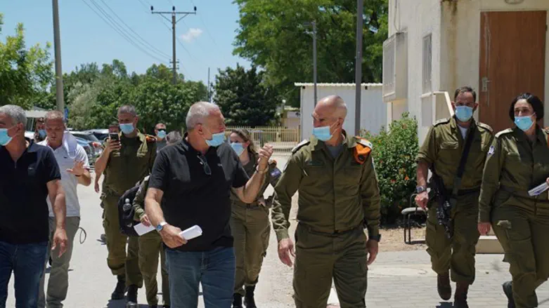 האלוף גורדין באחד היישובים