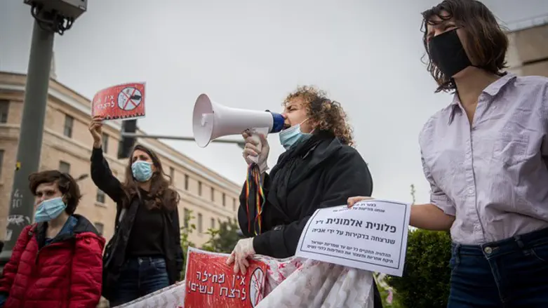 המערכת כלל לא מכירה בתופעה ולא מתאמצת לחקור אותה. הפגנה נגד אלימות נשים