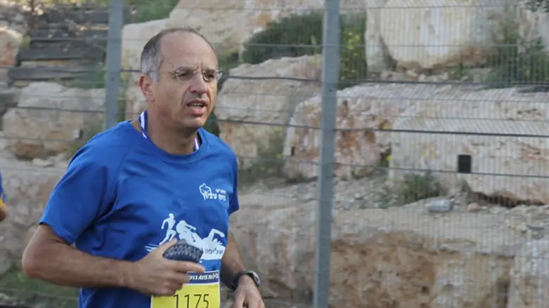 השופט נועם סולברג במרוץ בגוש עציון