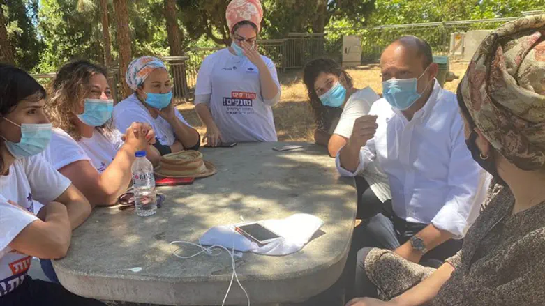 נפתלי בנט עם העובדות הסוציאליות