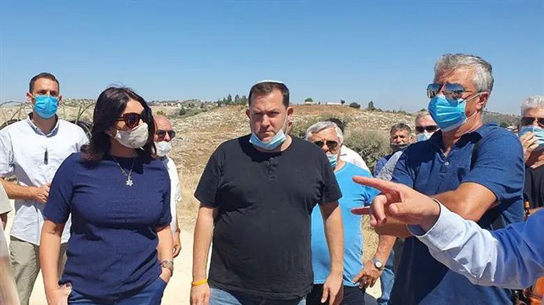 מימין: יגאל להב, יוסי דגן ומירי רגב