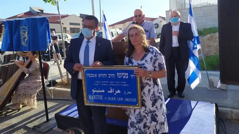 בתו של מניטו וראש העיר בטקס הסרת הלוט