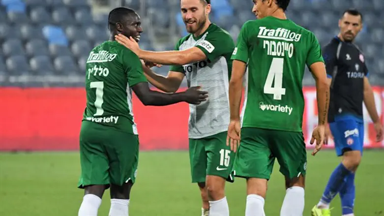 שחקני חיפה חוגגים הערב את שער הניצחון