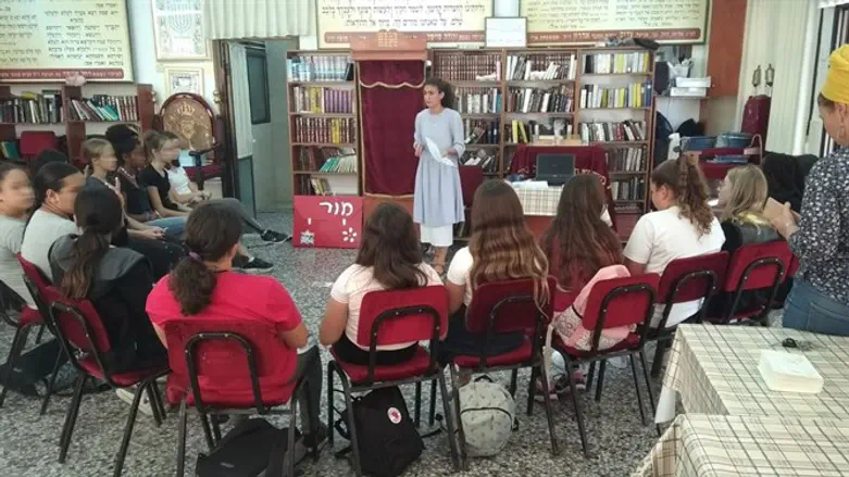 מדריכת זהות מעבירה שיעור