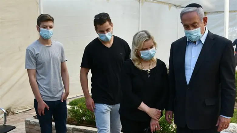 נתניהו, רעייתו שני בניהם באזכרה ליוני נתניהו