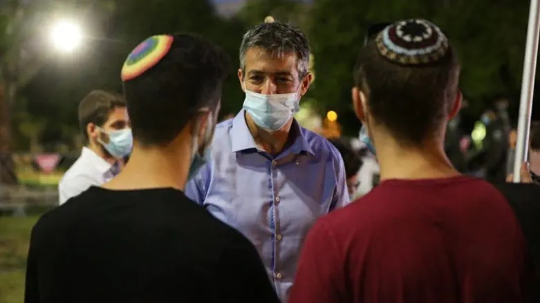 יועז הנדל משוחח עם נערים דתיים בעצרת