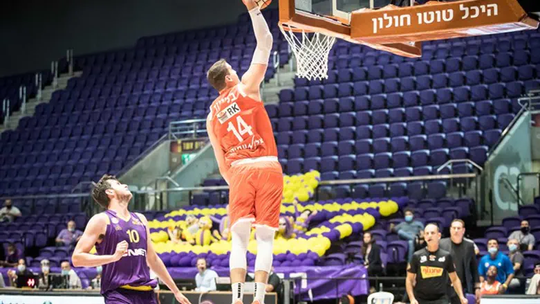 בלייזר הערב מטביע את חולון