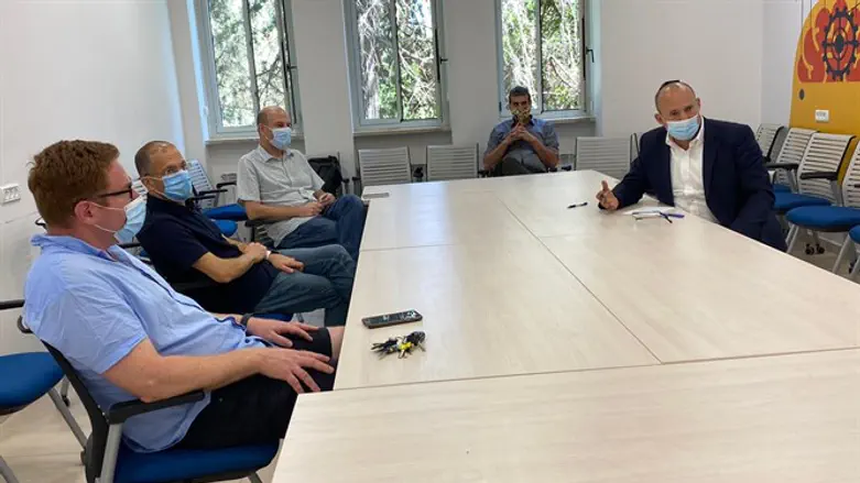 נפתלי בנט עם צוות החוקרים