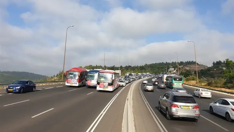 Автобусы заблокировали три полосы шоссе №1