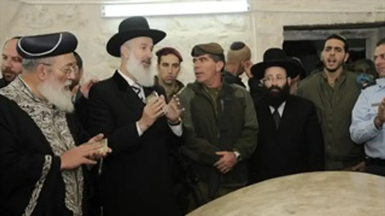 הרבנים והרמטכ"ל בקבר. אמש