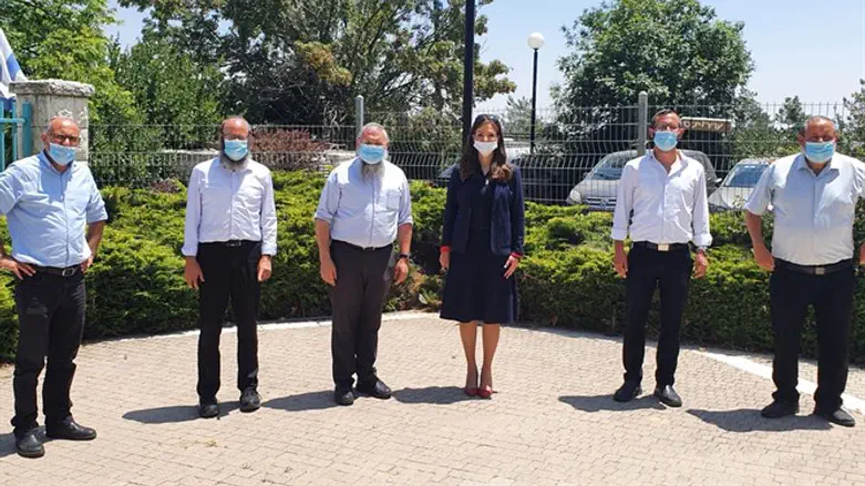 Yankelevich with Yesha heads